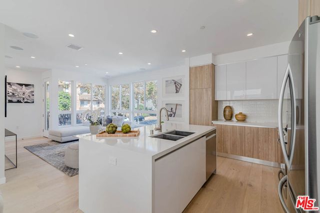 1214 N Sycamore Avenue, Los Angeles, CA 90038
