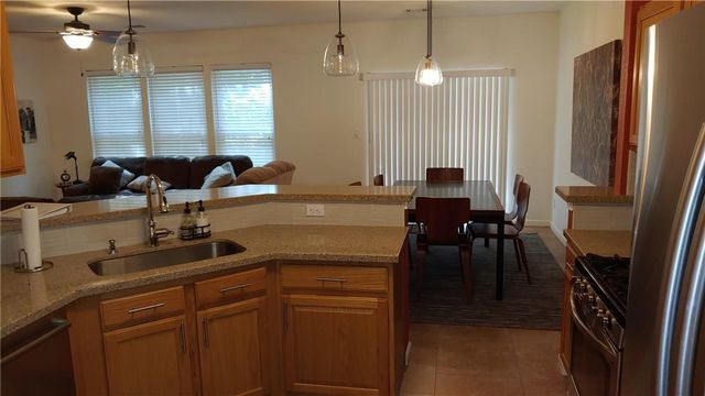 7501 Shadowridge RUN 121, Austin, TX 78749