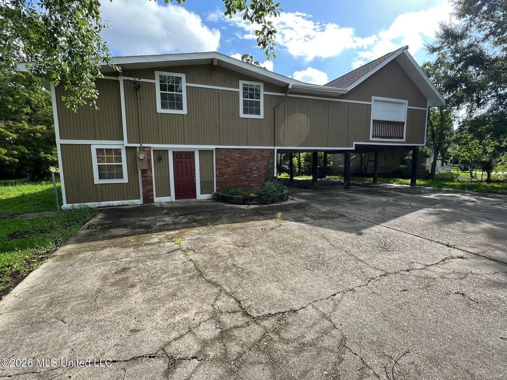 2139 Hollywood Drive, Bay Saint Louis, MS 39520