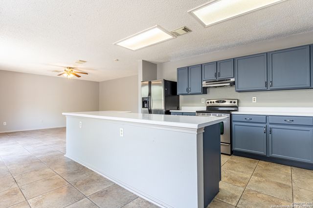 8423 parry, Converse, TX 78109