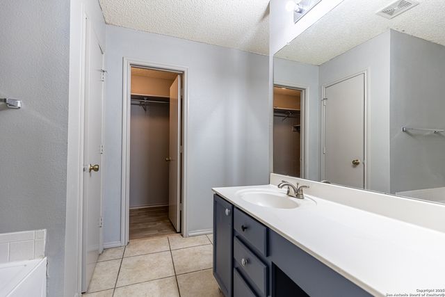 8423 parry, Converse, TX 78109