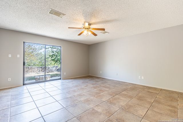 8423 parry, Converse, TX 78109