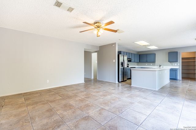 8423 parry, Converse, TX 78109