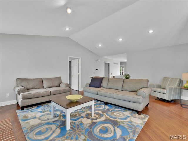 1562 Glenn Brooke Woods Circle, Ballwin, MO 63021