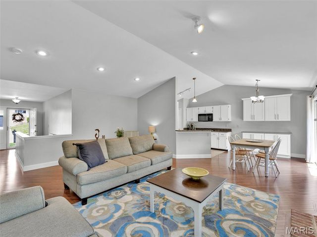 1562 Glenn Brooke Woods Circle, Ballwin, MO 63021