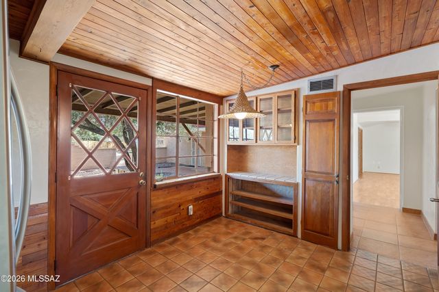 325 S Calle De La Azucena, Tucson, AZ 85711