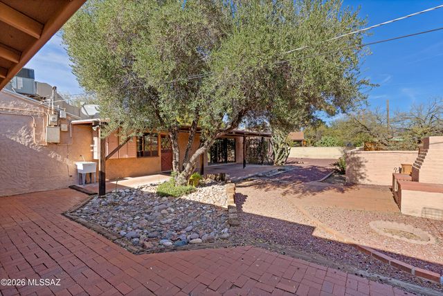 325 S Calle De La Azucena, Tucson, AZ 85711