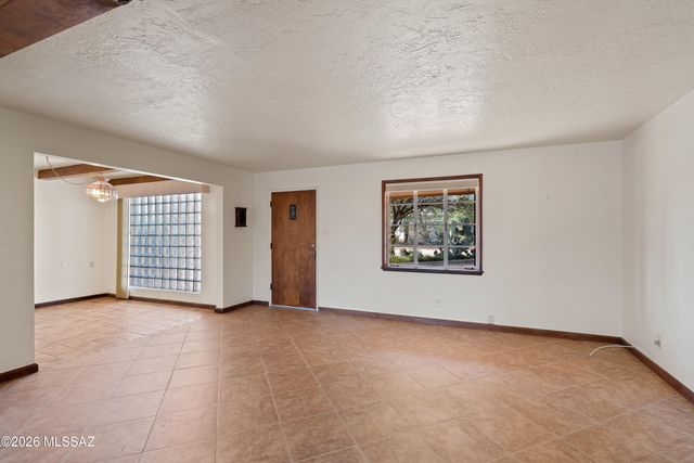 325 S Calle De La Azucena, Tucson, AZ 85711