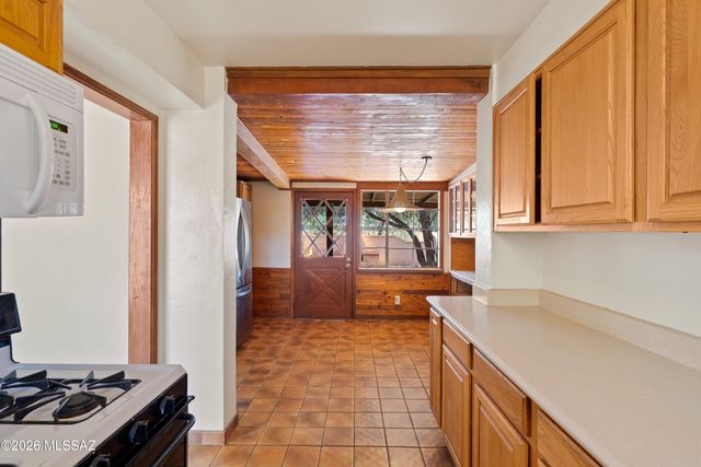 325 S Calle De La Azucena, Tucson, AZ 85711