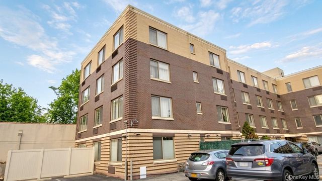 33-30 61st Street 105, Woodside, NY 11377