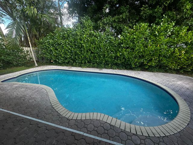 10207 NW 7th Court, Plantation, FL 33324