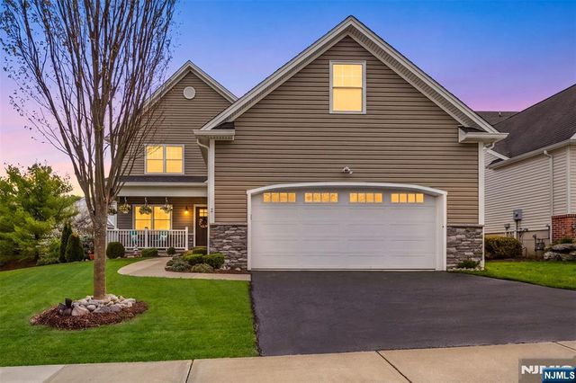 2 Bluffs Court, Hamburg, NJ 07419