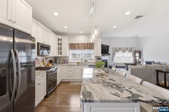 2 Bluffs Court, Hamburg, NJ 07419