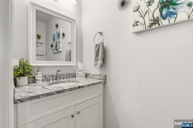 2 Bluffs Court, Hamburg, NJ 07419