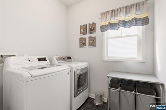 2 Bluffs Court, Hamburg, NJ 07419