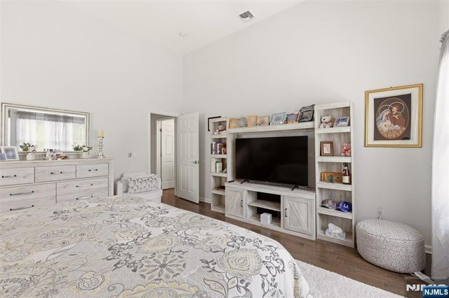 2 Bluffs Court, Hamburg, NJ 07419