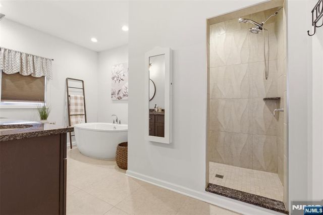 2 Bluffs Court, Hamburg, NJ 07419