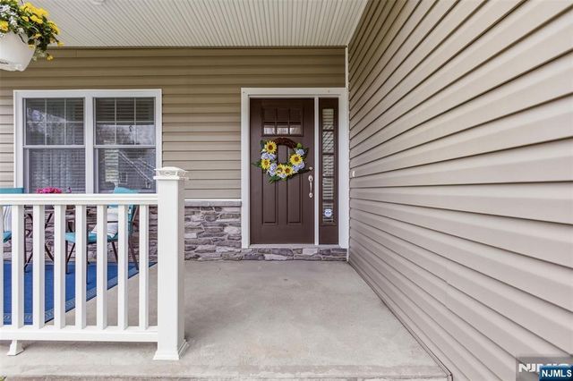 2 Bluffs Court, Hamburg, NJ 07419