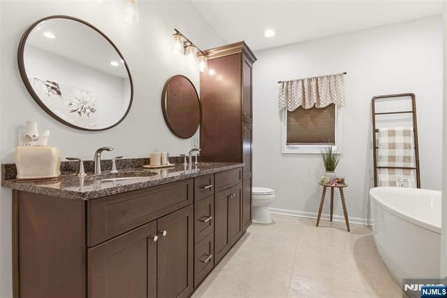 2 Bluffs Court, Hamburg, NJ 07419