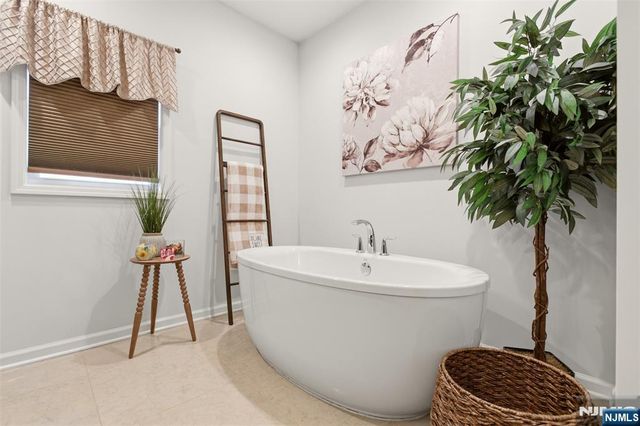 2 Bluffs Court, Hamburg, NJ 07419