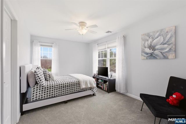 2 Bluffs Court, Hamburg, NJ 07419