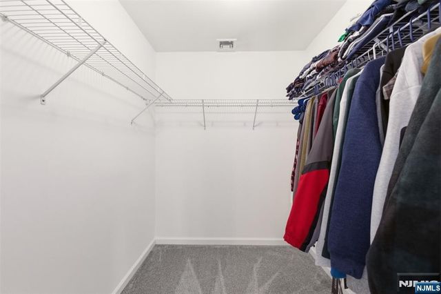 2 Bluffs Court, Hamburg, NJ 07419