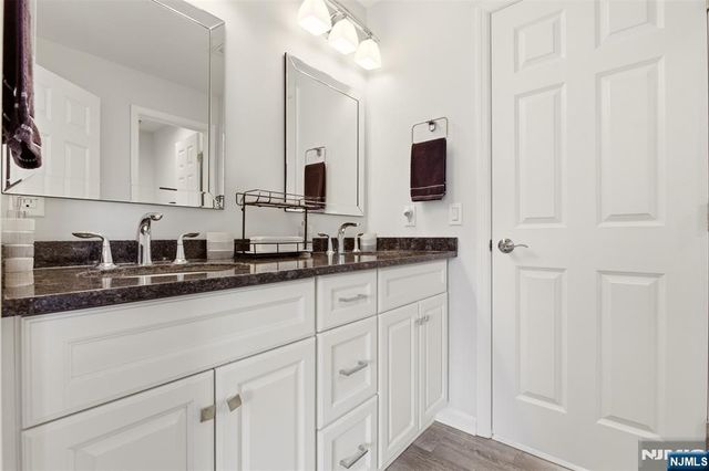 2 Bluffs Court, Hamburg, NJ 07419