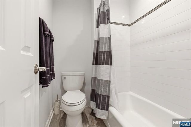 2 Bluffs Court, Hamburg, NJ 07419