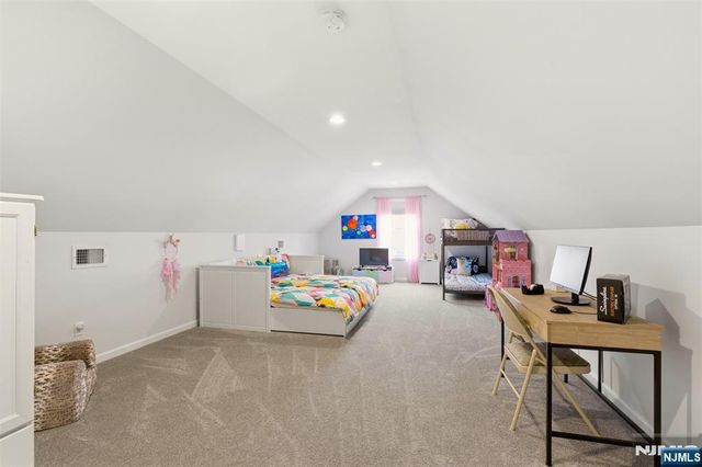 2 Bluffs Court, Hamburg, NJ 07419