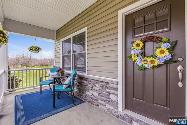 2 Bluffs Court, Hamburg, NJ 07419