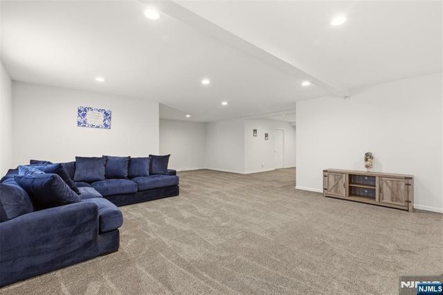 2 Bluffs Court, Hamburg, NJ 07419
