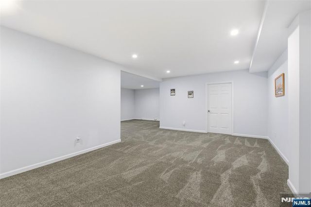 2 Bluffs Court, Hamburg, NJ 07419