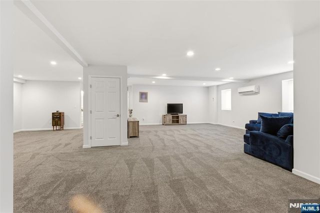 2 Bluffs Court, Hamburg, NJ 07419