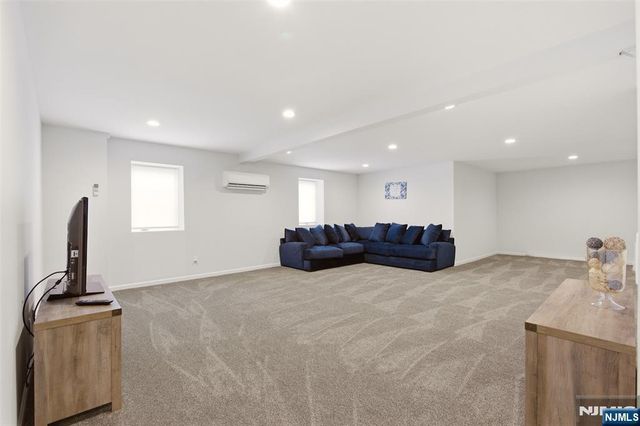 2 Bluffs Court, Hamburg, NJ 07419