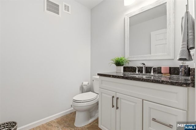 2 Bluffs Court, Hamburg, NJ 07419