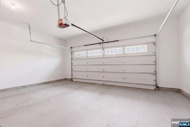 2 Bluffs Court, Hamburg, NJ 07419