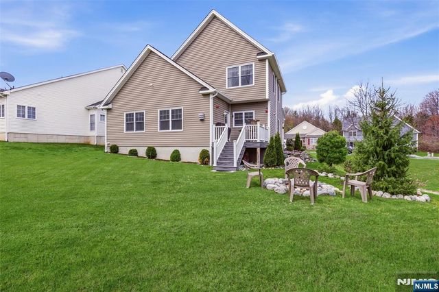 2 Bluffs Court, Hamburg, NJ 07419