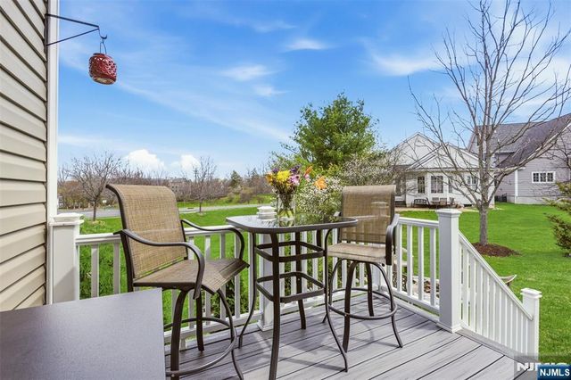 2 Bluffs Court, Hamburg, NJ 07419