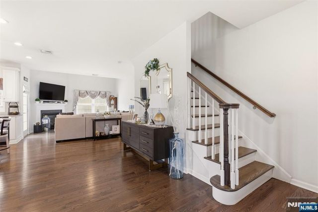 2 Bluffs Court, Hamburg, NJ 07419