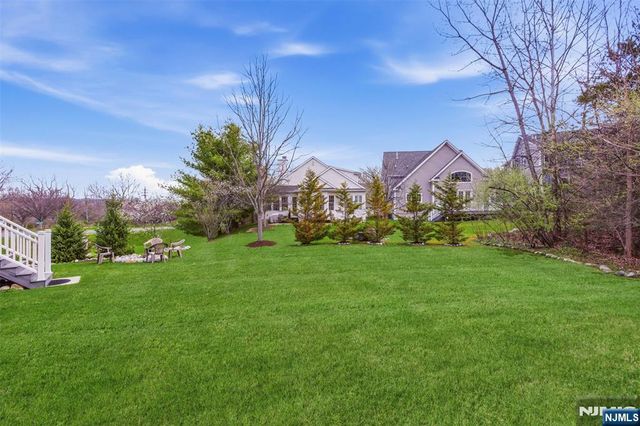 2 Bluffs Court, Hamburg, NJ 07419