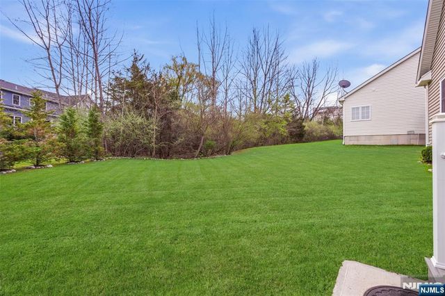 2 Bluffs Court, Hamburg, NJ 07419