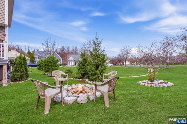 2 Bluffs Court, Hamburg, NJ 07419