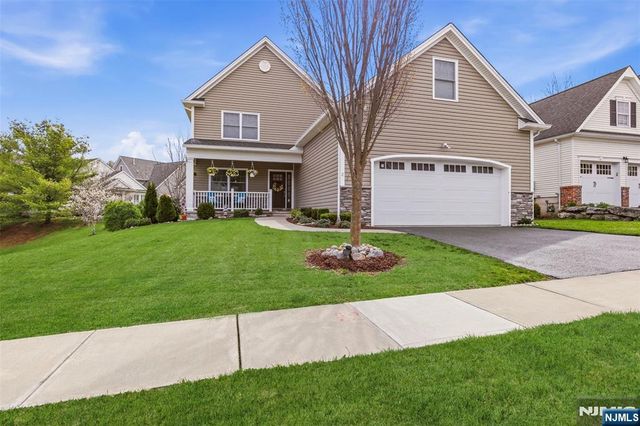 2 Bluffs Court, Hamburg, NJ 07419
