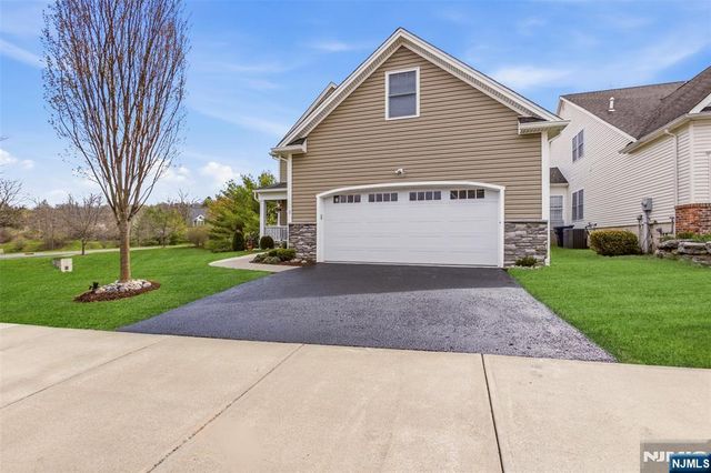 2 Bluffs Court, Hamburg, NJ 07419
