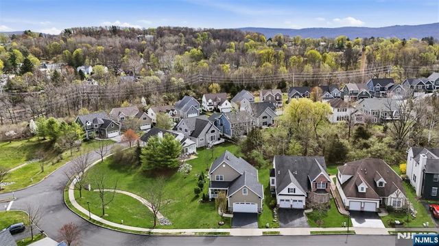 2 Bluffs Court, Hamburg, NJ 07419