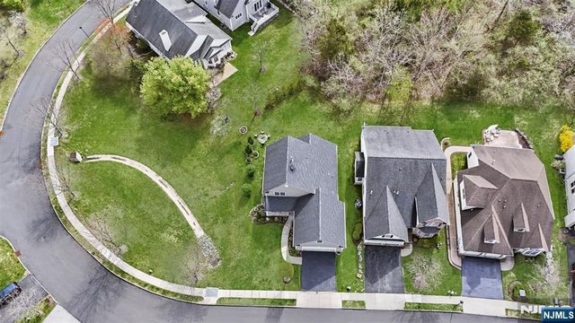 2 Bluffs Court, Hamburg, NJ 07419