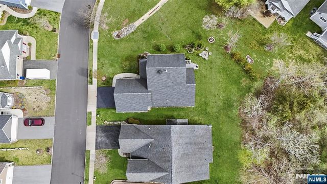 2 Bluffs Court, Hamburg, NJ 07419