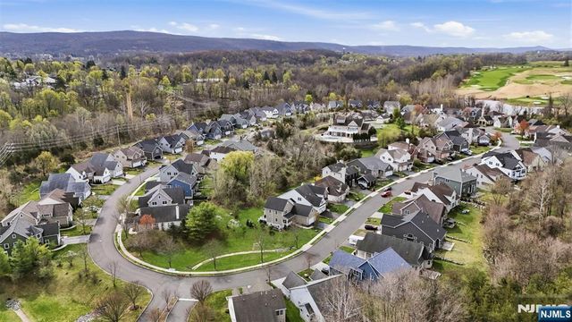 2 Bluffs Court, Hamburg, NJ 07419