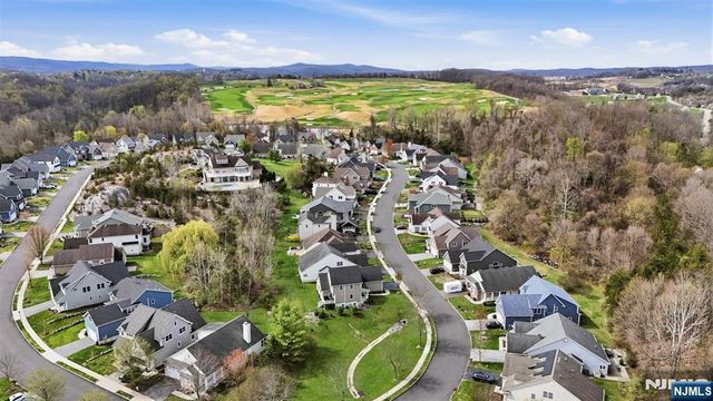 2 Bluffs Court, Hamburg, NJ 07419