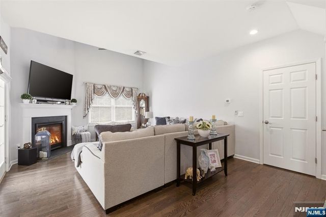 2 Bluffs Court, Hamburg, NJ 07419